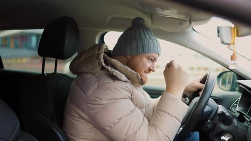 Motorista irritado em um engarrafamento