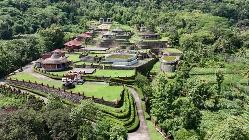 Atração turística Watu Putih perto de Borobudur, Indonésia.
Aéreo