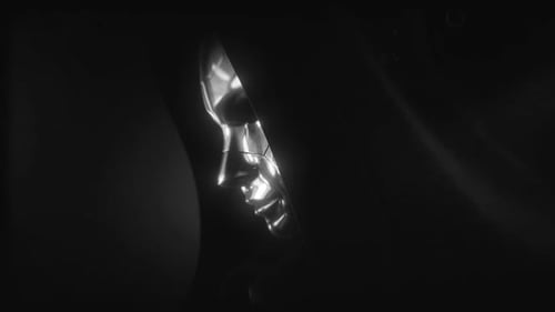 Profil einer Figur mit Kapuze, die eine metallische Maske trägt