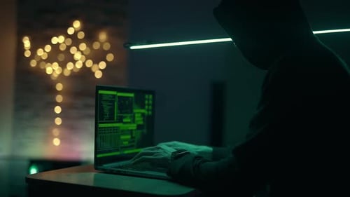 Un hacker travaille sur un ordinateur portable la nuit