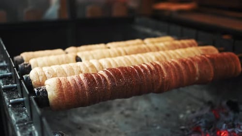 Trdelnik ist ein traditionelles süßes Brötchen, das auf Feuer kocht