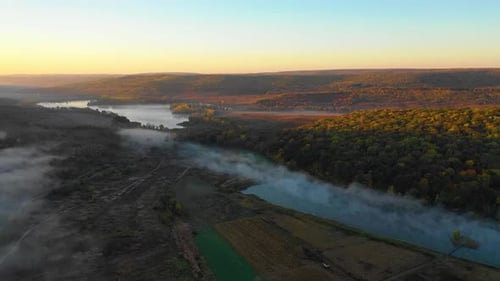 niebla matutina sobre lagos y bosques al amanecer, imágenes aéreas
