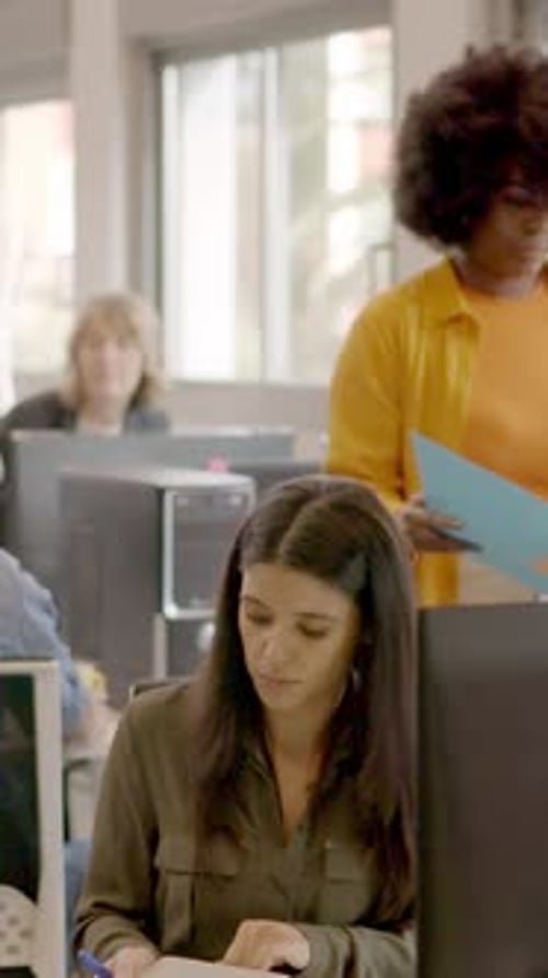 Femme concentrée travaillant dans un coworking à côté de collègues