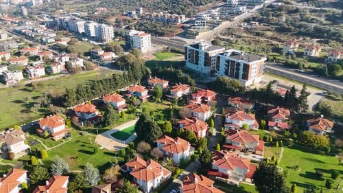 4K-Drohnenaufnahmen von Luxusvillen mit privaten Pools in einer grünen Wohnanlage