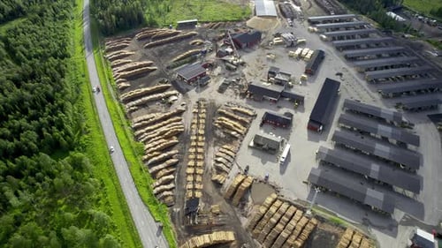 Luftaufnahme einer Holzfabrik in einer Entwaldungslandschaft, Schweden.