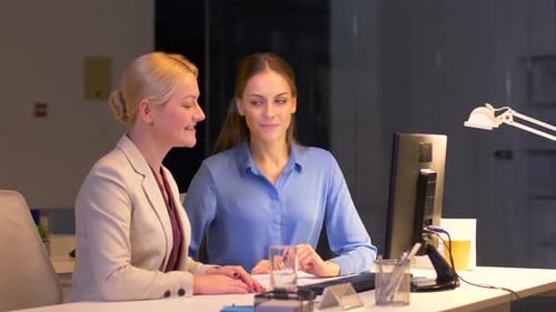 Geschäfts-, Termin- und Technologiekonzept - Geschäftsfrauen mit Computer arbeiten spät am