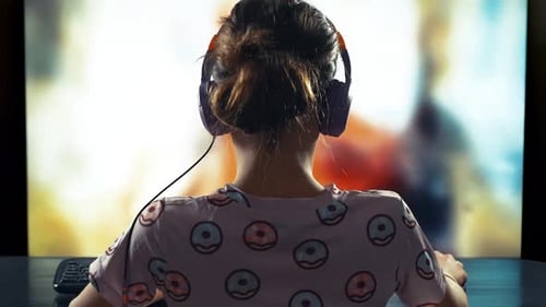 Ein Kind oder ein Jugendlicher spielt ein Computer-Videospiel