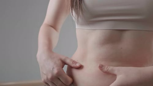 Gros plan des plis graisseux sur le gros ventre d'une femme en surpoids. Concept de surpoids, obésité féminine