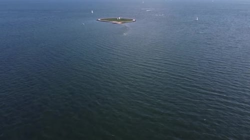 Leuchtturm auf einer kleinen Insel im Meer
