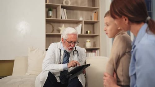 Visita al médico pediatra Madre con un hijo pequeño en edad preescolar Visita a un pediatra masculino en