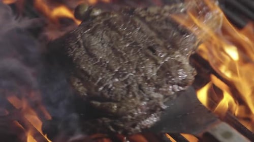 Gegrilltes Fleisch mit Feuerbraten mit Fire Flames Rindersteak auf dem Grill mit Flames Fleischsteaks