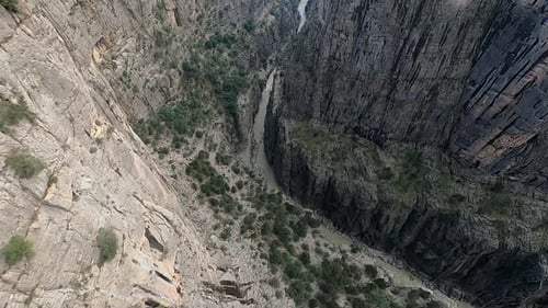 Landschaftsaufnahmen des riesigen Canyons mit einem Fluss zwischen den Klippen