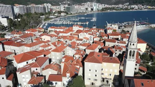 Vista aérea del casco antiguo de Budva, Montenegro