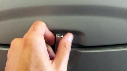 Ouvrir le plateau lors d'un vol en classe économique à bord d'un Boeing 747 | HD à 30 images par seconde
