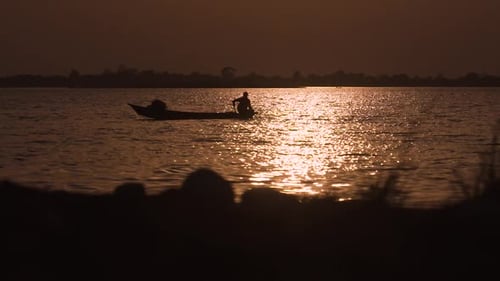 Fischer fischen bei Sonnenuntergang im Central Indian Lake