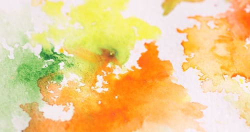 Abstrakte Aquarellmalerei auf Leinwand, Nahaufnahme. Kamera bewegt sich nach rechts