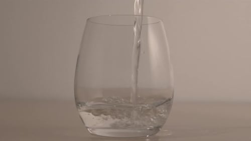 Verser un verre d'eau dans un studio