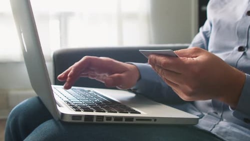 Online kaufen oder mit Kreditkarte mit einem Laptop bezahlen