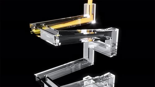Flux de liquide jaune à l'intérieur d'un tube de verre rectangulaire, super lent