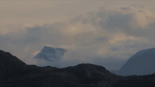 Arktisches Norwegen, Wolken über Bergen, Zeitraffer