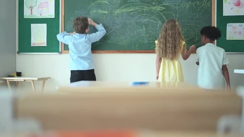 Bevor Kinder ihren akademischen Tag beginnen, schreiben sie gerne an die Tafel.