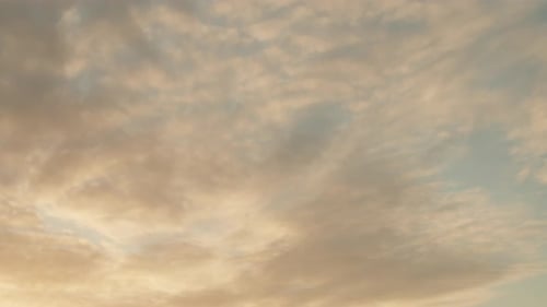 Images en timelapse des nuages au coucher du soleil