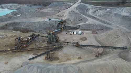 Luftbild eines Tagebaus und Bergbauausrüstung