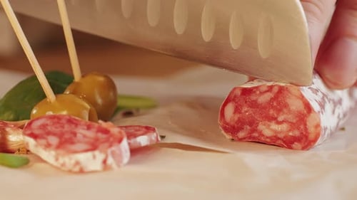 Mélange de saucisses de porc espagnoles, planche à découper d'appétissante collation catalane, fuet, jamon, chorizo, olives