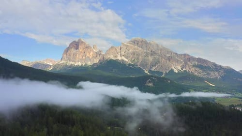Vue aérienne : Dolomites, Drone, brouillard, montagnes, arbres, nature sauvage, beauté, lever du soleil