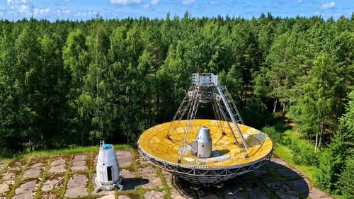 Antenne radar soviétique ancienne située à Irbene, Lettonie