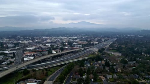 Mehrspurige Autobahn mit Überführungsbrücke im Stadtgebiet von San Francisco.