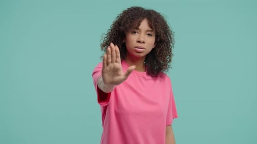 Uninteressiertes afrikanisches Teenager-Mädchen missbilligt No-Sign-Geste, die Ablehnung leugnet