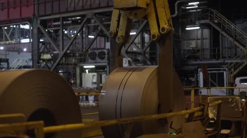 Uma instalação industrial equipada com máquinas pesadas para manusear com eficiência rolos de aço