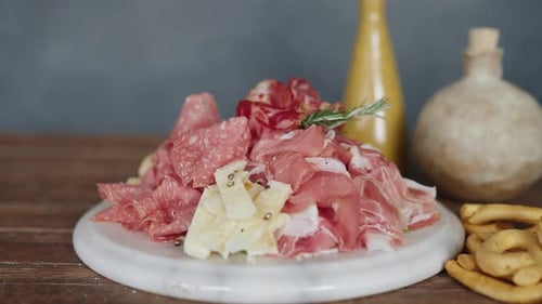 Assiette d'antipasto de charcuterie italienne avec viandes, fromages, olives et craquelins. Planche à charcuterie italienne
Wi