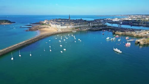 Port de Saint-Malo avec bateaux à marée haute. Intra Muros en arrière-plan, Saint-Malo, France,
Ille et Vi