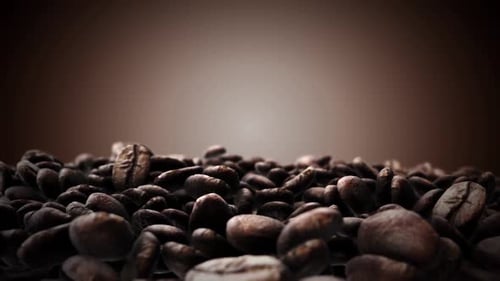 Nahaufnahme gerösteter Kaffeebohnen auf dunkler Oberfläche