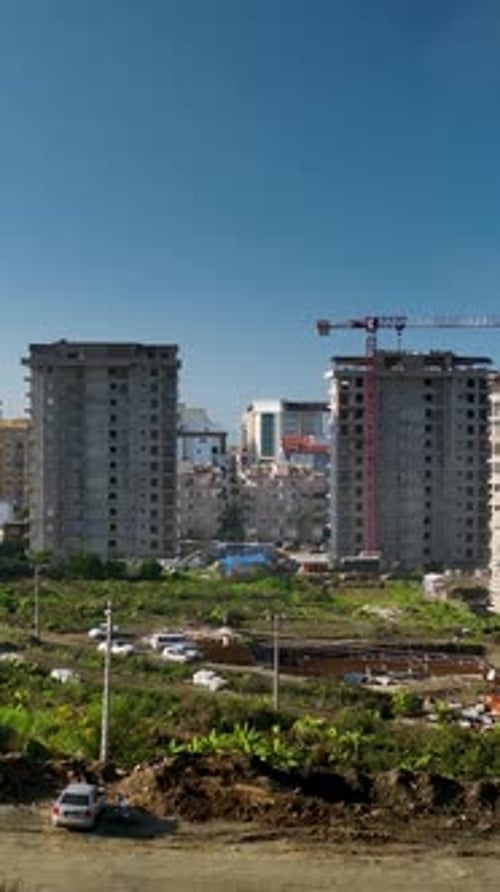 Vídeo vertical: belleza emergente: perspectiva aérea de la construcción de una casa junto al mar