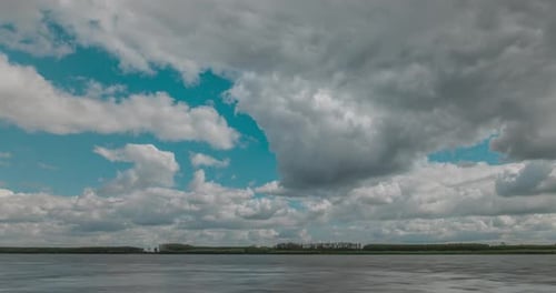 Zeitraffer mit bewölktem blauem Himmel über einem großen Fluss an einem sonnigen Tag, HDR