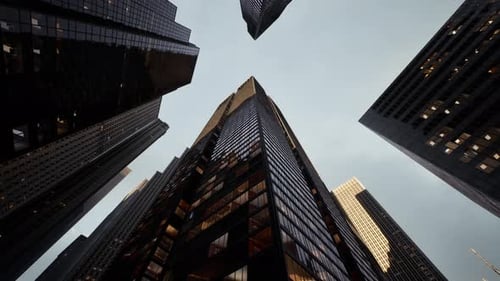 Arquitectura urbana moderna de Skyscrapper Against Sky