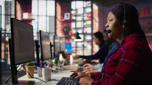 IT-Support-Experte für Call Center behebt Fehler, um Ausfallzeiten zu minimieren