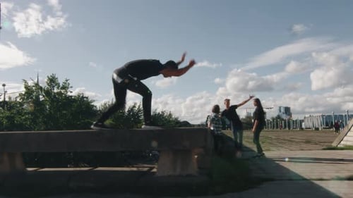Junger männlicher Freerunner führt Tricks und Sprünge im Freien in urbaner Umgebung durch.