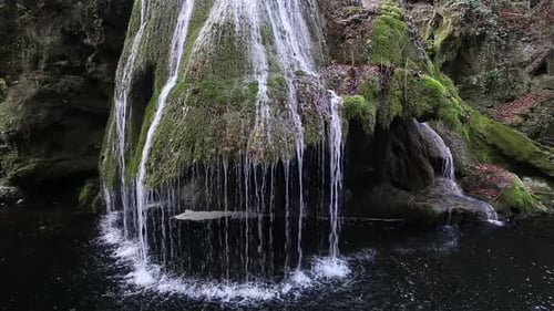 Mit Moos bedeckter Wasserfall.