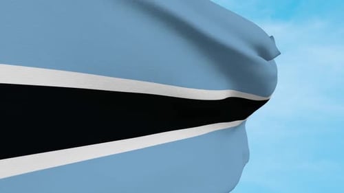 Flagge von Botswana weht im blauen Himmel, Seitenansicht
