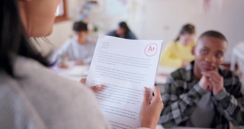 Éducation, bonheur et résultats avec l'élève en classe pour la note, l'apprentissage et les résultats aux tests