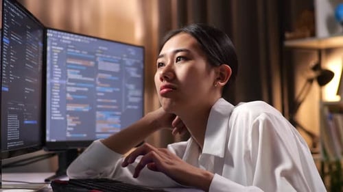 Primer plano de una programadora asiática aburrida creando una ingeniera de software desarrollando una aplicación