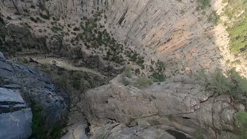 Superbes images prises Drone du canyon de Tazi en Turquie, une chute massive depuis la falaise