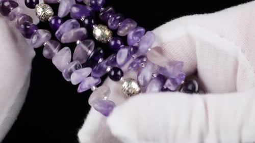 Des rangées de colliers de perles en améthyste naturelle aux teintes violettes éclatantes et aux intercalaires argentés.