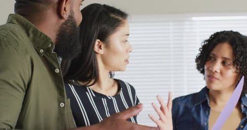 Divers amis masculins et féminins discutant, travaillant ensemble à la maison, Ralenti