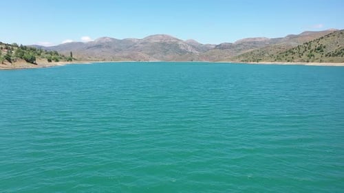 Vue aérienne du lac Dam et des collines 3