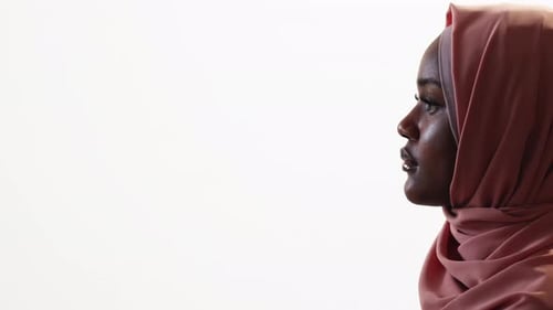 Retrato de perfil de mujer seria de belleza oriental